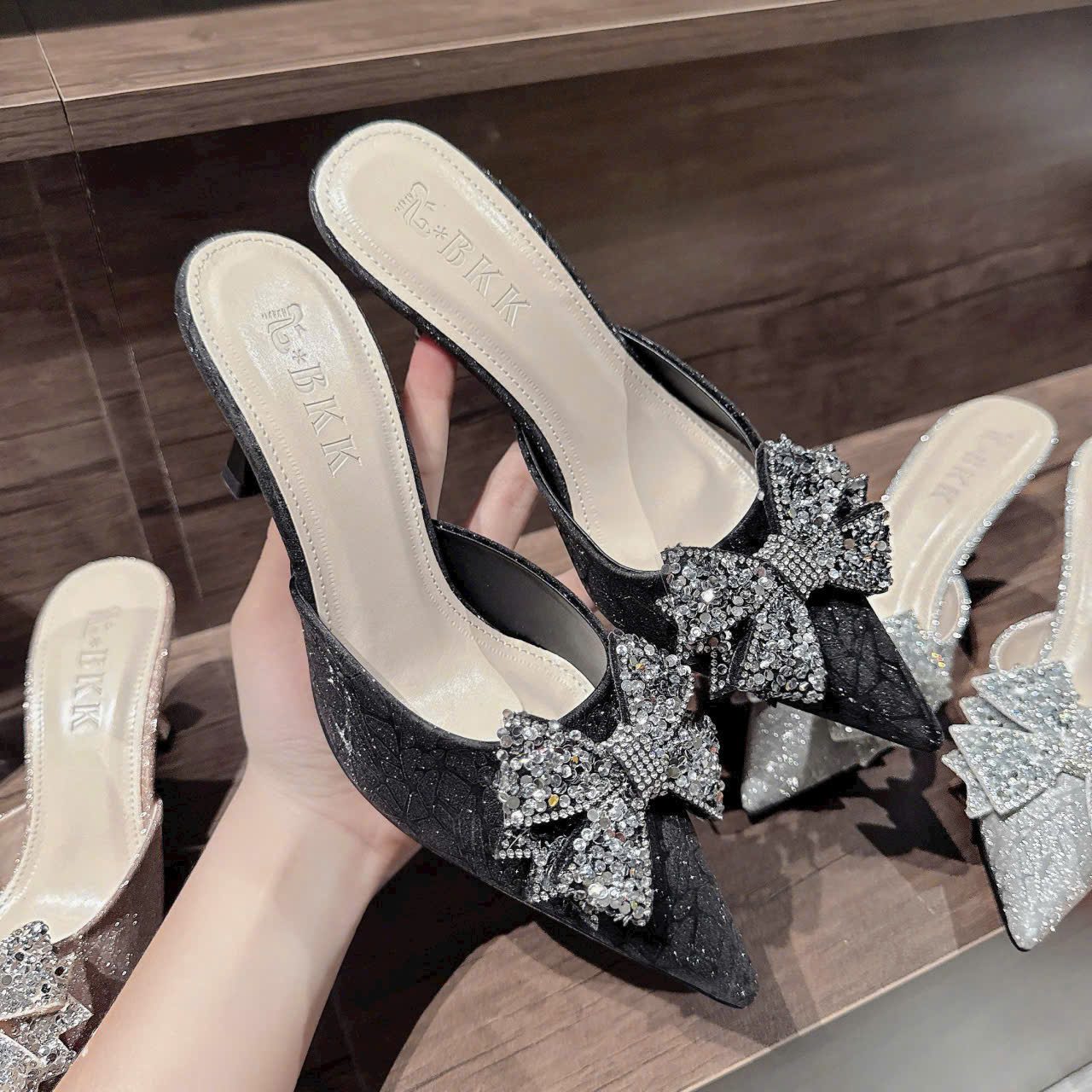 Gót sục nơ đá - Ảnh 4