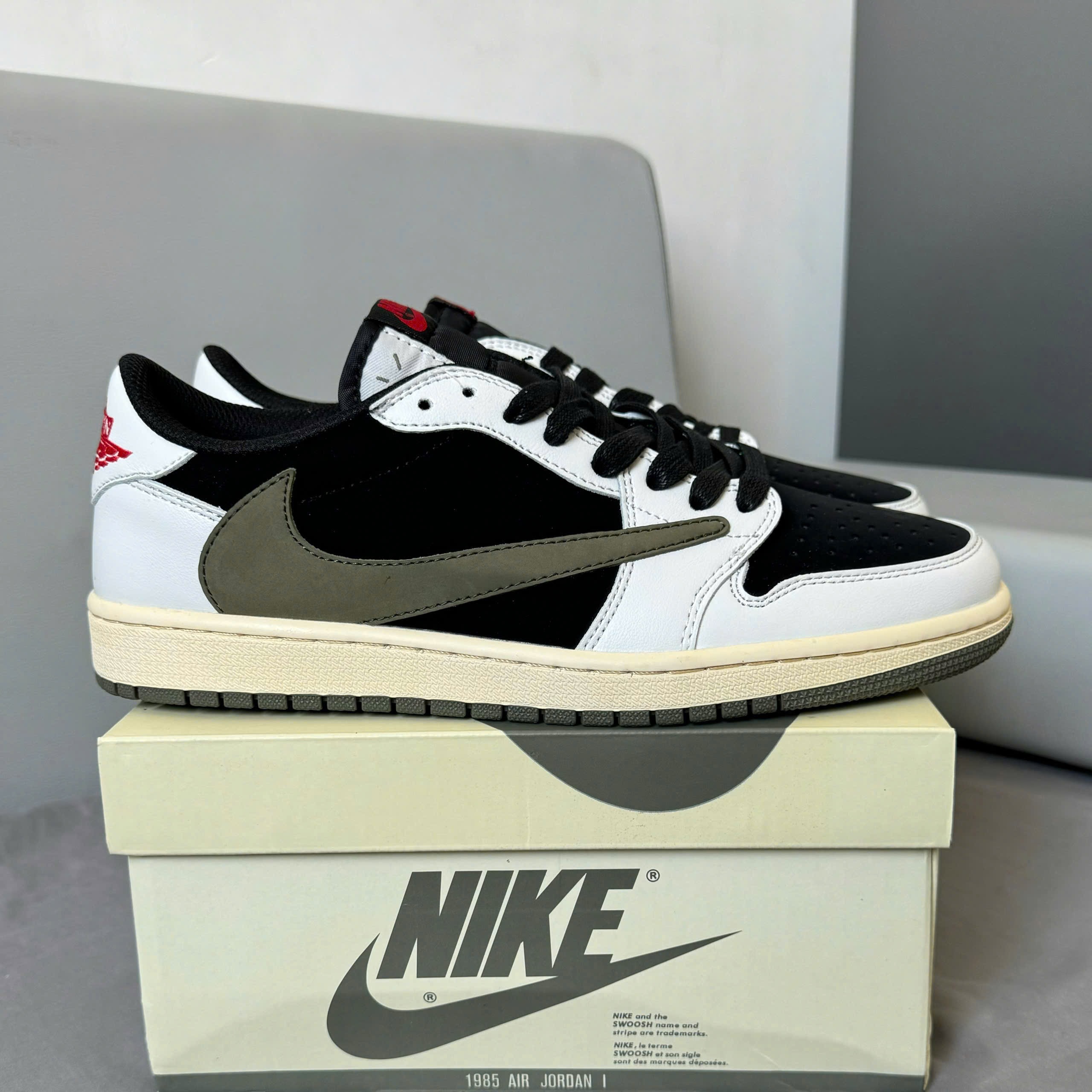 Jordan 1 Low / Bản Rep Fom chuẩn đẹp chất da mềm độ nhăn vừa phải Box nắp ( Có bọc Mica trong suốt ) - Dây sáp xịn bản nhỏ - Tặng kèm 3 Dây phụ - Giấy gói 2 lớp chuẩn màu - Ảnh 5