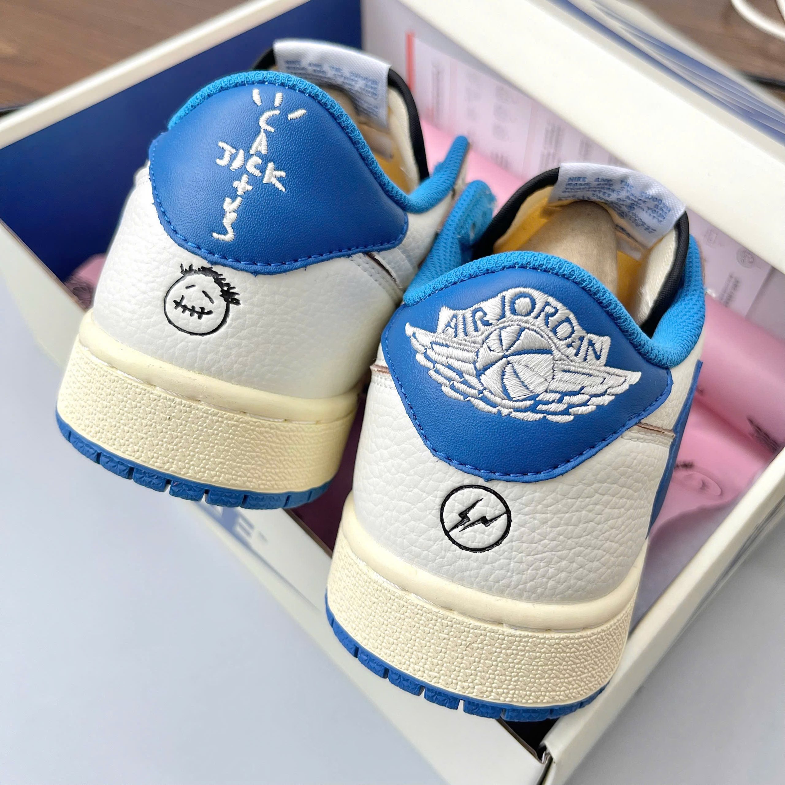 Jordan 1 Low / Bản Rep Fom chuẩn đẹp chất da mềm độ nhăn vừa phải Box nắp ( Có bọc Mica trong suốt ) - Dây sáp xịn bản nhỏ - Tặng kèm 3 Dây phụ - Giấy gói 2 lớp chuẩn màu - Ảnh 4