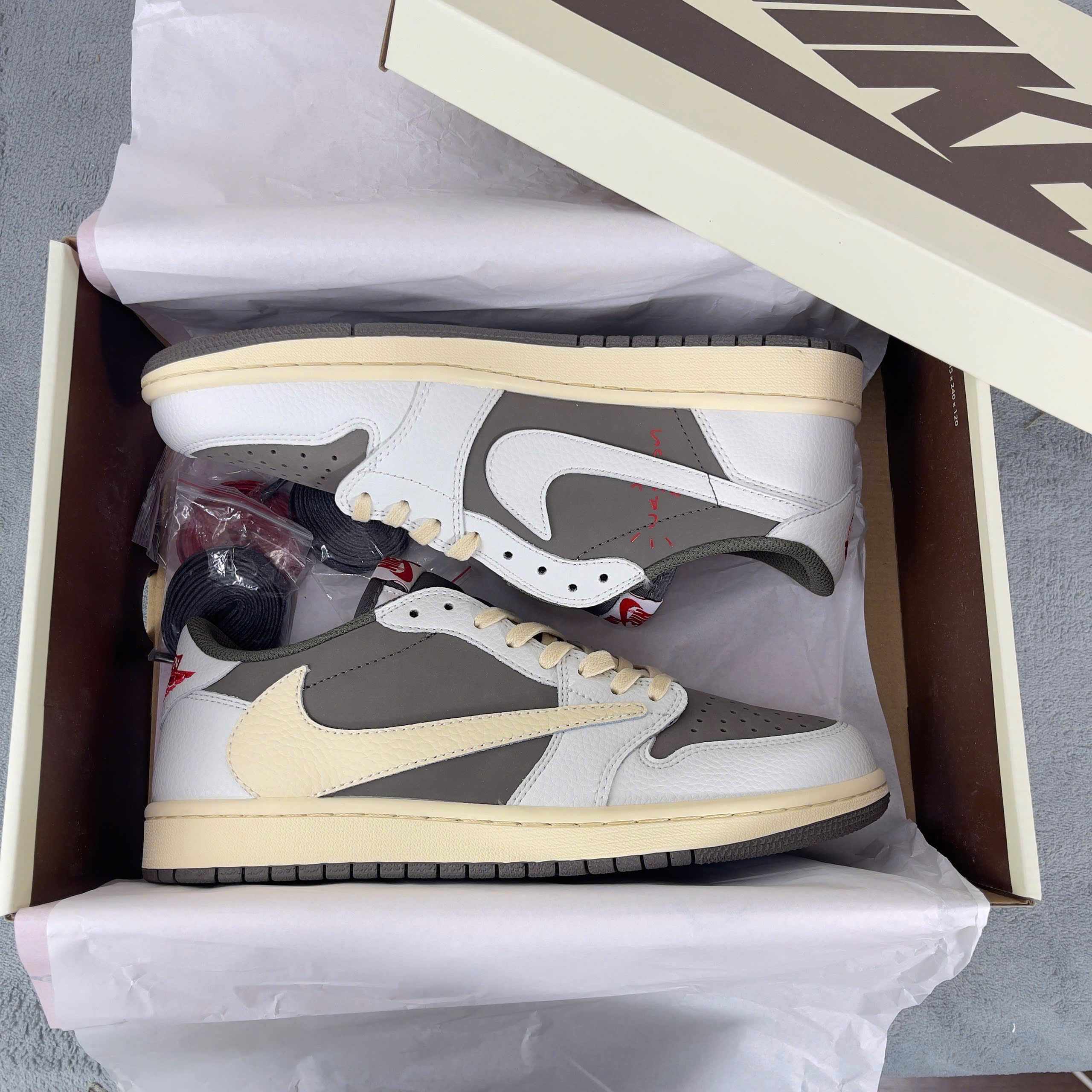 Jordan 1 Low / Bản Rep Fom chuẩn đẹp chất da mềm độ nhăn vừa phải Box nắp ( Có bọc Mica trong suốt ) - Dây sáp xịn bản nhỏ - Tặng kèm 3 Dây phụ - Giấy gói 2 lớp chuẩn màu - Ảnh 3