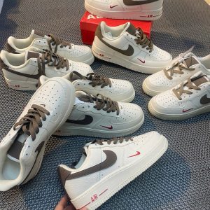 Sneaker nike vệt nâu