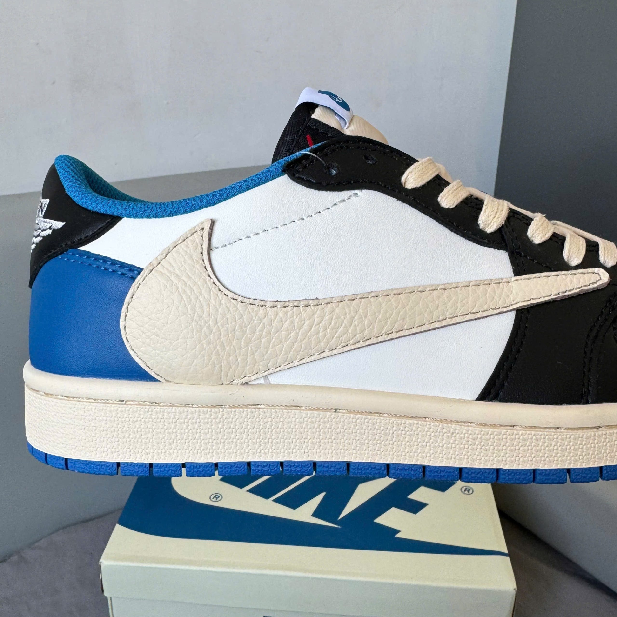 Jordan 1 Low / Bản Rep Fom chuẩn đẹp chất da mềm độ nhăn vừa phải Box nắp ( Có bọc Mica trong suốt ) - Dây sáp xịn bản nhỏ - Tặng kèm 3 Dây phụ - Giấy gói 2 lớp chuẩn màu - Ảnh 10