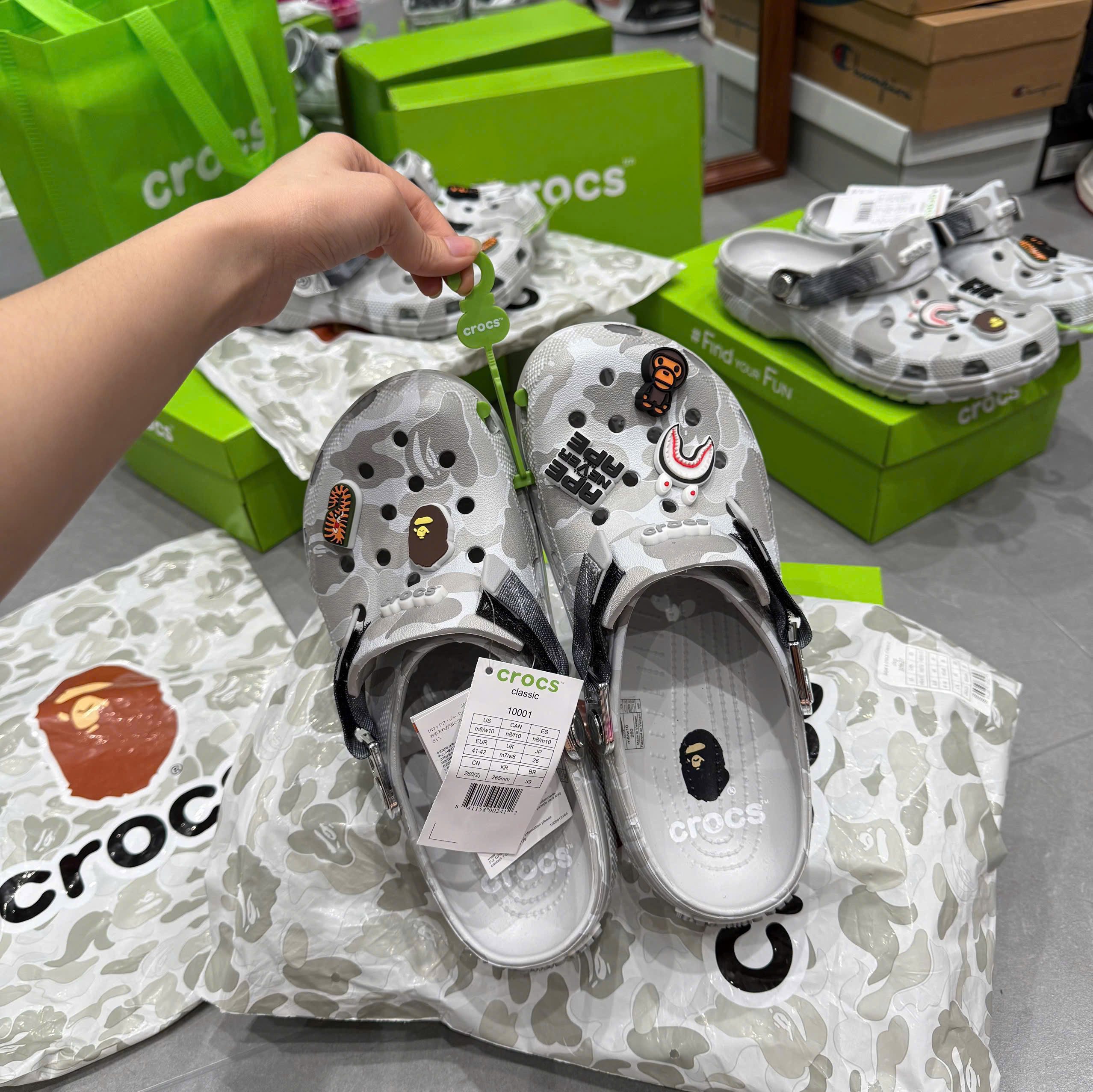 Crocs bape xám Rep 1:1 (Bản loại 1)