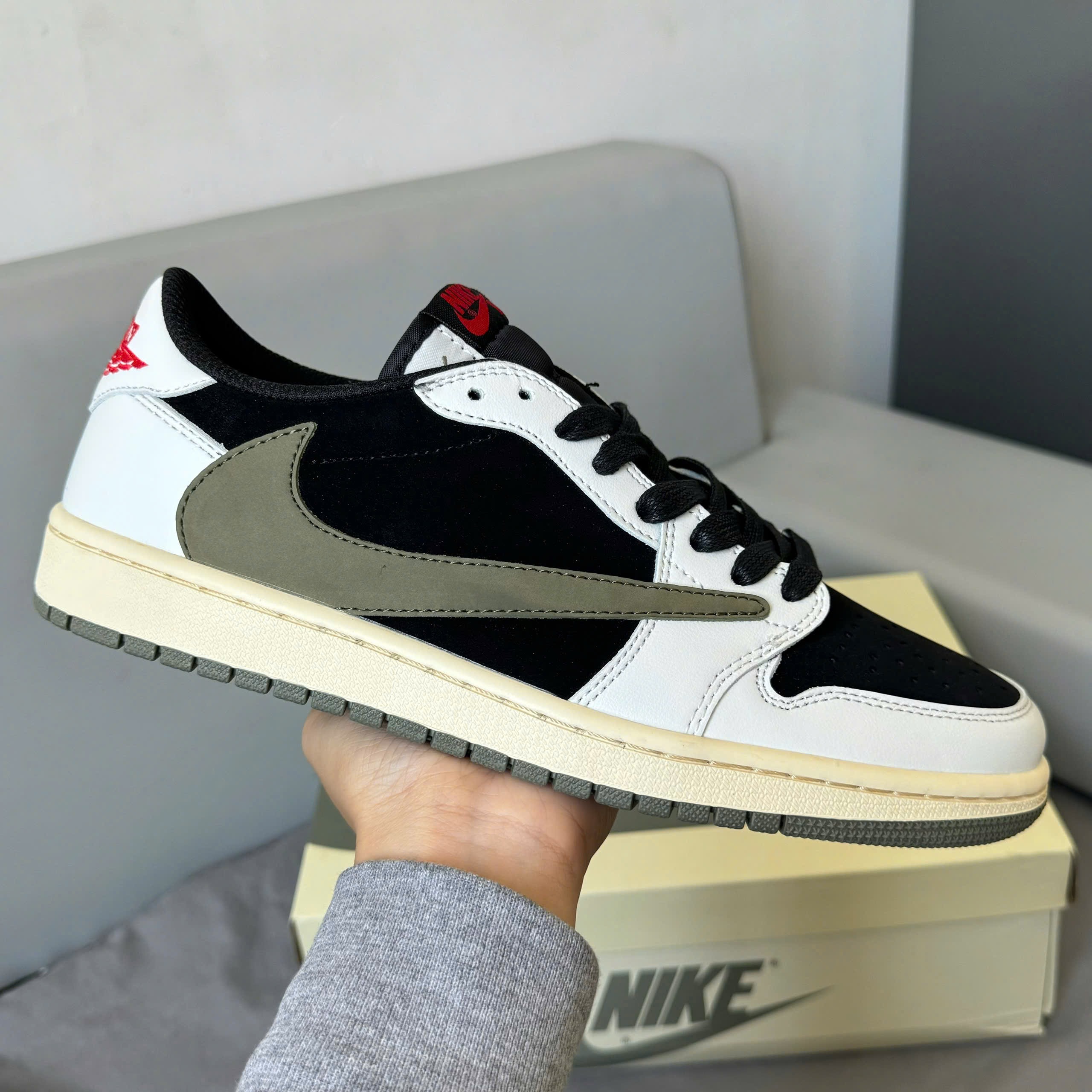 Jordan 1 Low / Bản Rep Fom chuẩn đẹp chất da mềm độ nhăn vừa phải Box nắp ( Có bọc Mica trong suốt ) - Dây sáp xịn bản nhỏ - Tặng kèm 3 Dây phụ - Giấy gói 2 lớp chuẩn màu - Ảnh 9