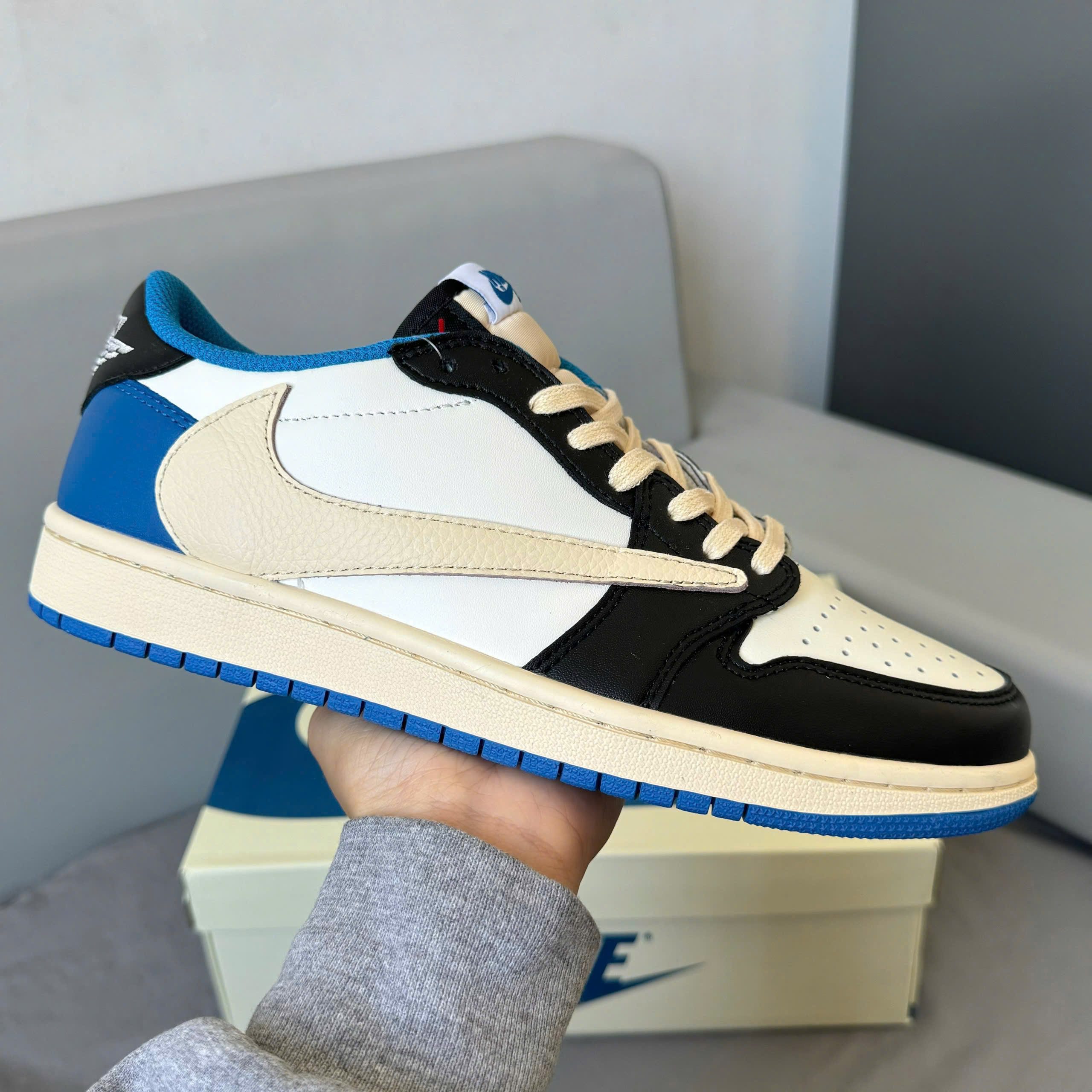 Jordan 1 Low / Bản Rep Fom chuẩn đẹp chất da mềm độ nhăn vừa phải Box nắp ( Có bọc Mica trong suốt ) - Dây sáp xịn bản nhỏ - Tặng kèm 3 Dây phụ - Giấy gói 2 lớp chuẩn màu - Ảnh 11
